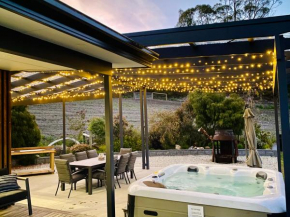 Ocean views, spacious & private, hot hub, Coningham